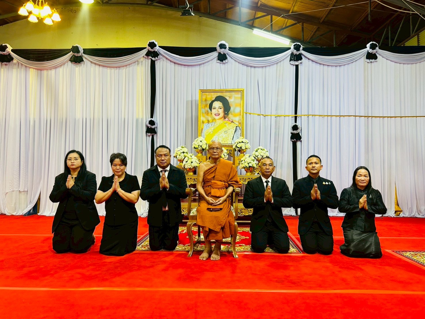 พิธีสวดพระอภิธรรม เพื่อถวายเป็นพระราชกุศลแด่ สมเด็จพระนางเจ้าสิริกิติ์ พระบรมราชินีนาถ พระบรมราชชนนีพันปีหลวง&nbsp; ณ ศาลาการเปรียญ วัดเนินพระ ตำบลเนินพระ อำเภอเมืองระยอง จังหวัดระยอง